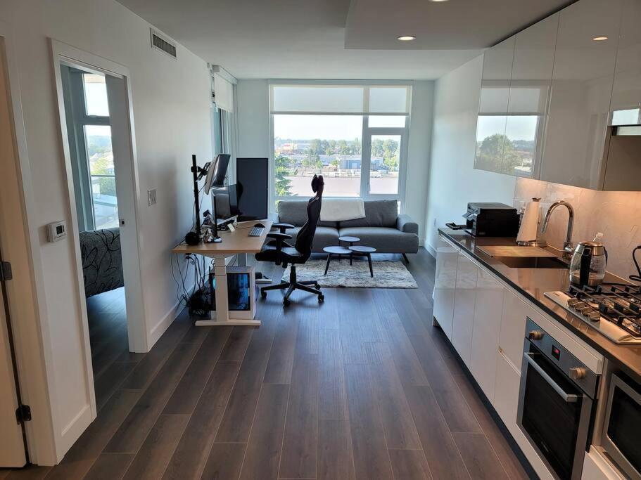 Apartment Modern 1-bedroom Den With Convenient Computer Setup, And Pet-friendly Environment, An Ideal For Travellers *
