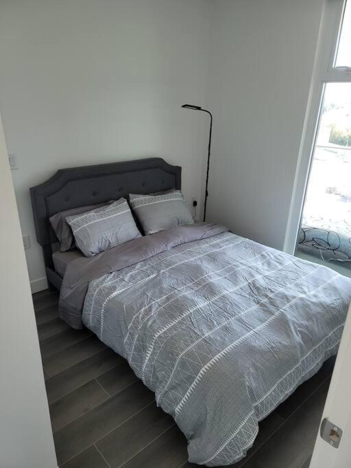Modern 1-bedroom Den With Convenient Computer Setup, And Pet-friendly Environment, An Ideal For Travellers Apartment Vancouver