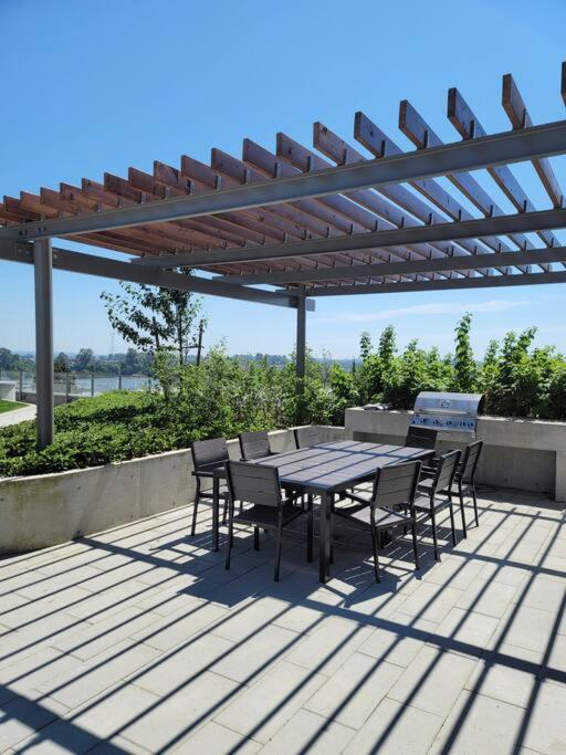 Apartment Modern 1-bedroom Den With Convenient Computer Setup, And Pet-friendly Environment, An Ideal For Travellers Vancouver
