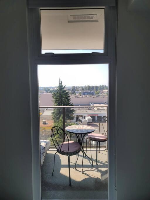Modern 1-bedroom Den With Convenient Computer Setup, And Pet-friendly Environment, An Ideal For Travellers * Vancouver