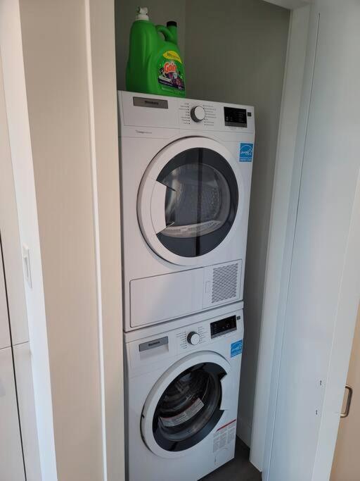 Modern 1-bedroom Den With Convenient Computer Setup, And Pet-friendly Environment, An Ideal For Travellers Apartment *