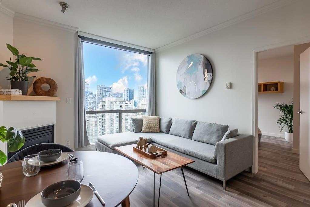 Marvelous 2 Bed In Yaletown Panoramic Views! Apartment