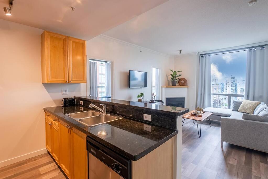 Marvelous 2 Bed In Yaletown Panoramic Views!