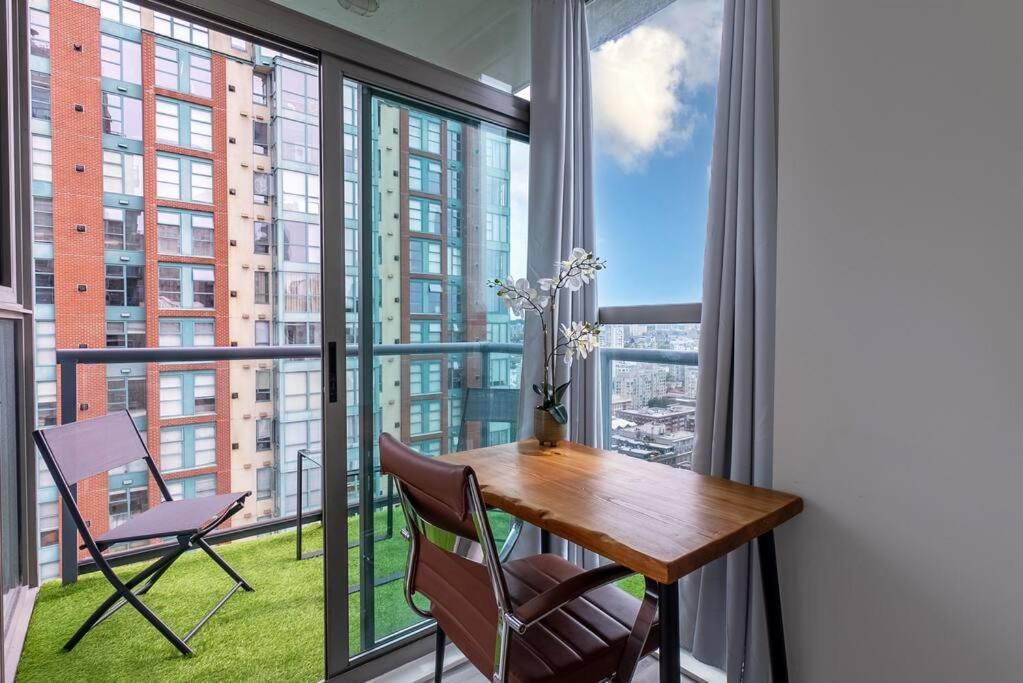 Marvelous 2 Bed In Yaletown Panoramic Views! *