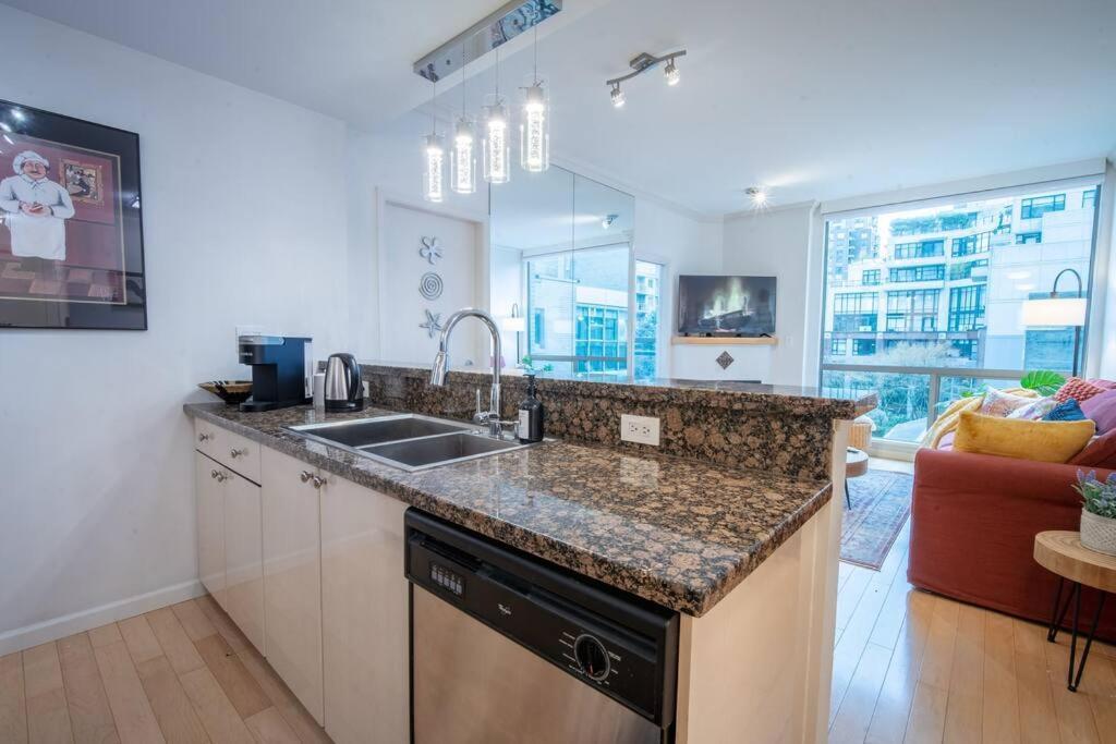 Heart Of Downtown King Suite/parkng/pool/gym/sauna * Vancouver
