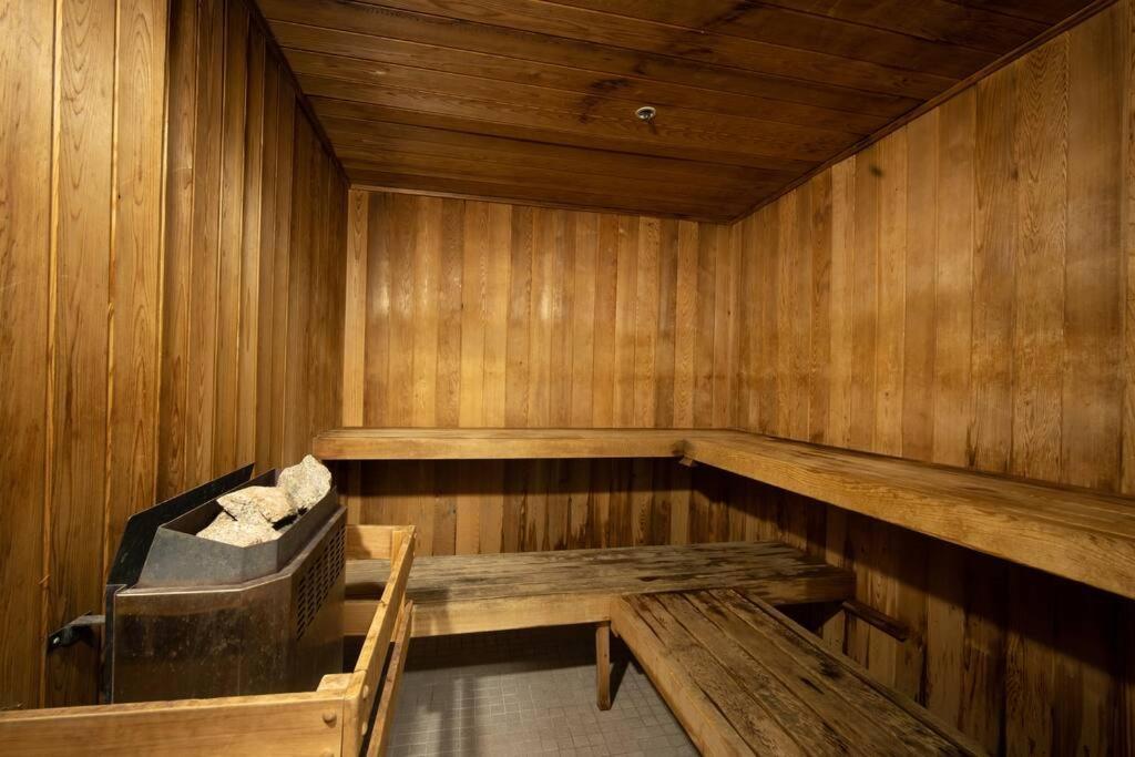 Heart Of Downtown King Suite/parkng/pool/gym/sauna *