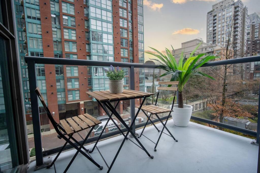 Heart Of Downtown King Suite/parkng/pool/gym/sauna Vancouver