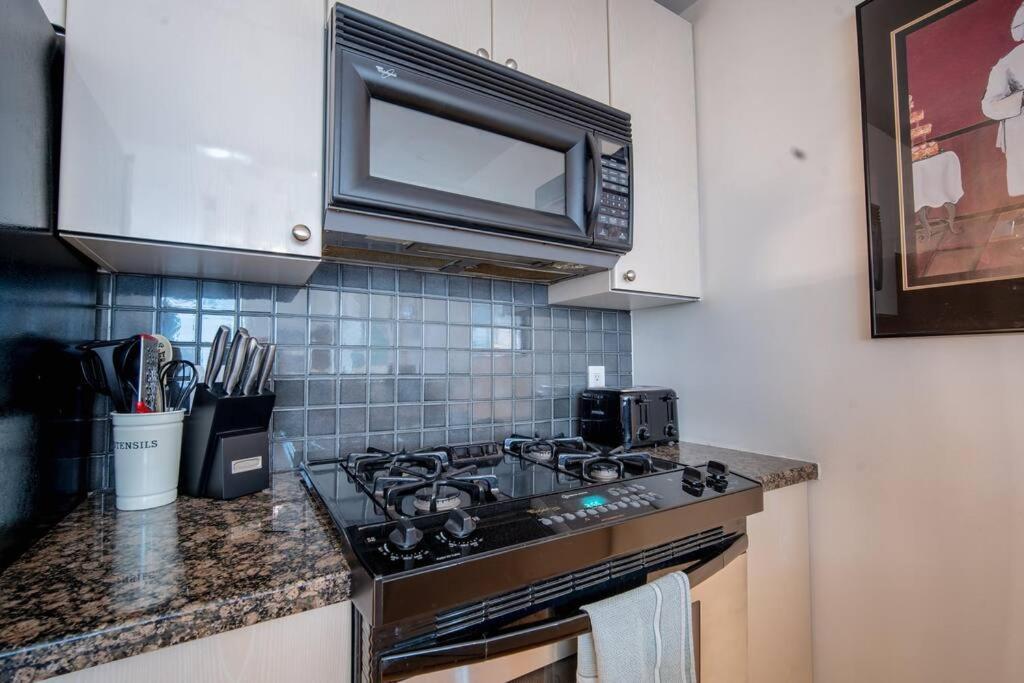 Heart Of Downtown King Suite/parkng/pool/gym/sauna