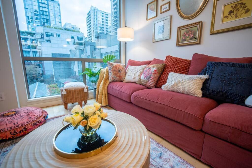 Heart Of Downtown King Suite/parkng/pool/gym/sauna * Vancouver