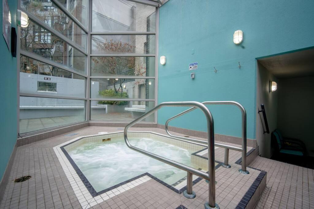 Heart Of Downtown King Suite/parkng/pool/gym/sauna Vancouver