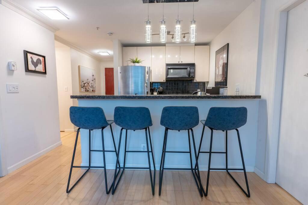 Heart Of Downtown King Suite/parkng/pool/gym/sauna Apartment