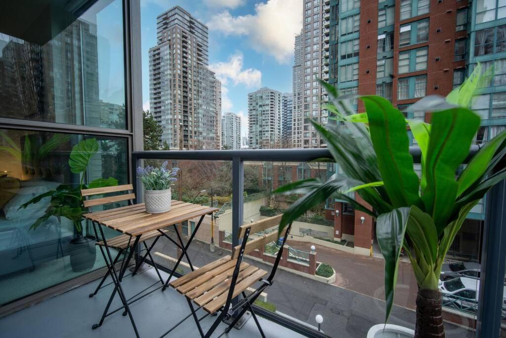 Heart Of Downtown King Suite/parkng/pool/gym/sauna Vancouver