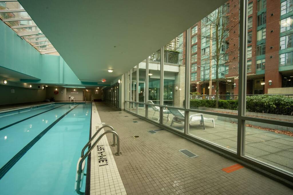 Heart Of Downtown King Suite/parkng/pool/gym/sauna