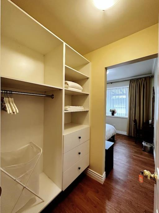 Super Cosy 8bed & 6bath In Heart Near To Airport Villa Vancouver
