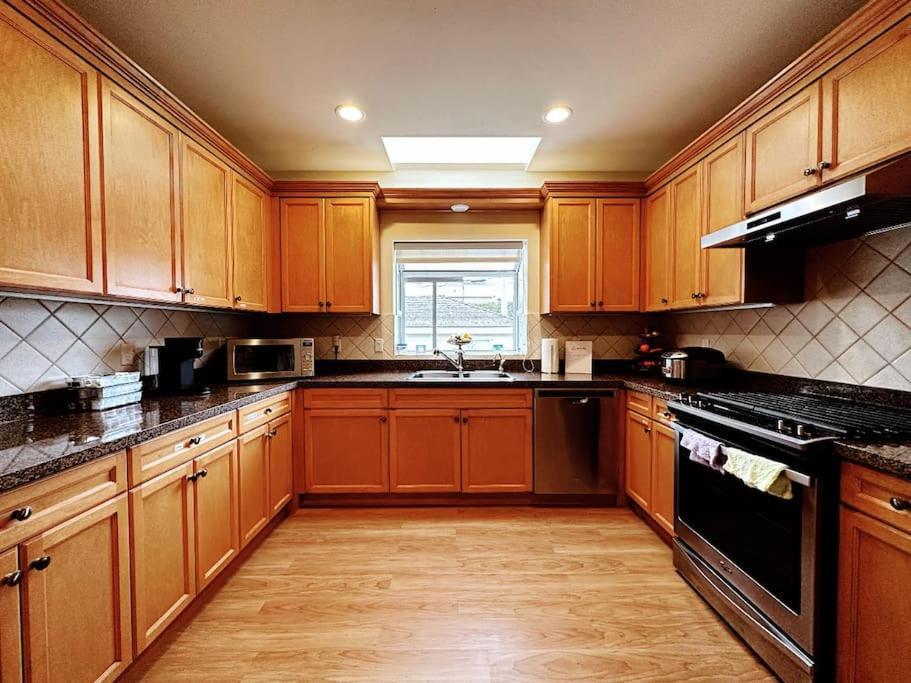 Super Cosy 8bed & 6bath In Heart Near To Airport Villa Vancouver