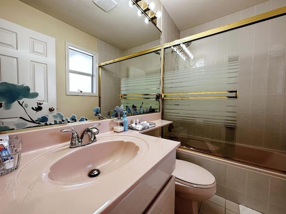 Super Cosy 8bed & 6bath In Heart Near To Airport Villa Vancouver