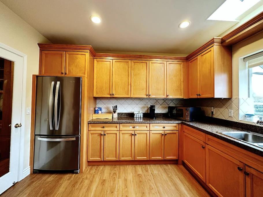 Super Cosy 8bed & 6bath In Heart Near To Airport Villa *