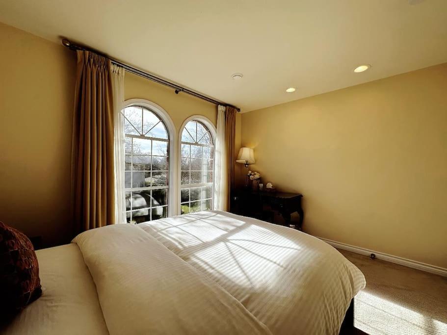 Super Cosy 8bed & 6bath In Heart Near To Airport Villa