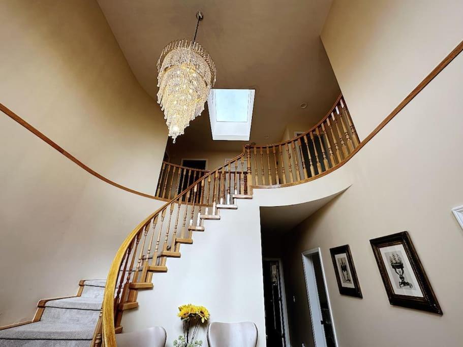 Super Cosy 8bed & 6bath In Heart Near To Airport Villa Vancouver
