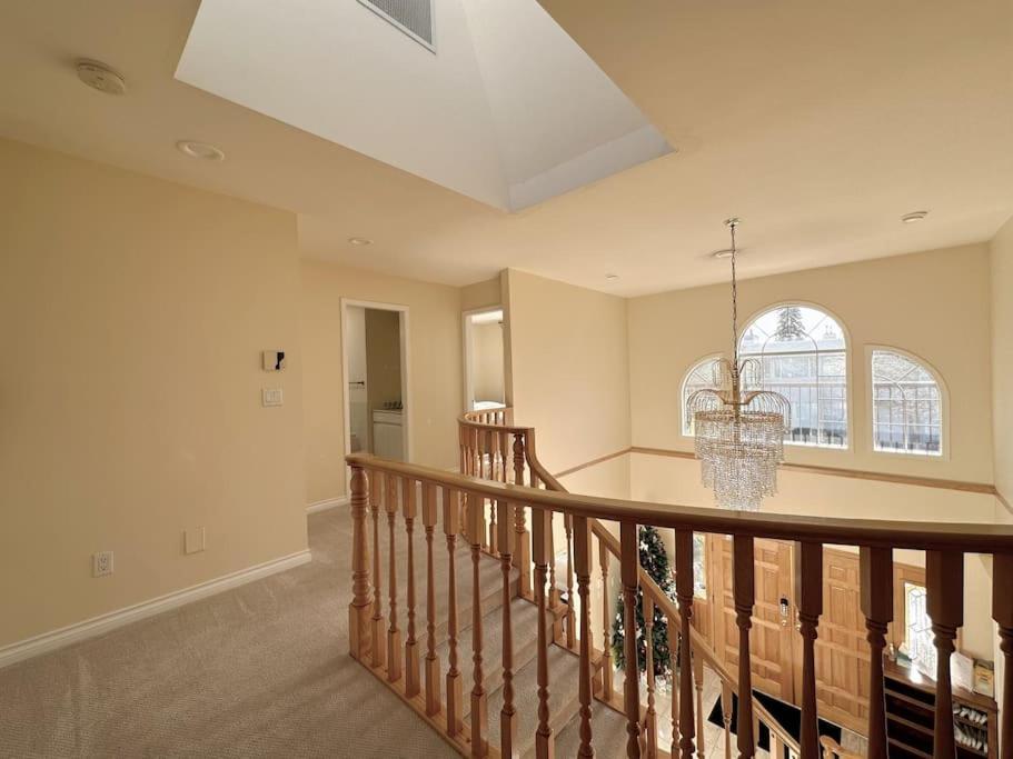 Super Cosy 8bed & 6bath In Heart Near To Airport Villa