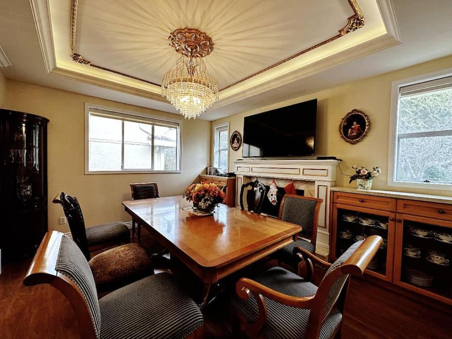 Super Cosy 8bed & 6bath In Heart Near To Airport Villa *