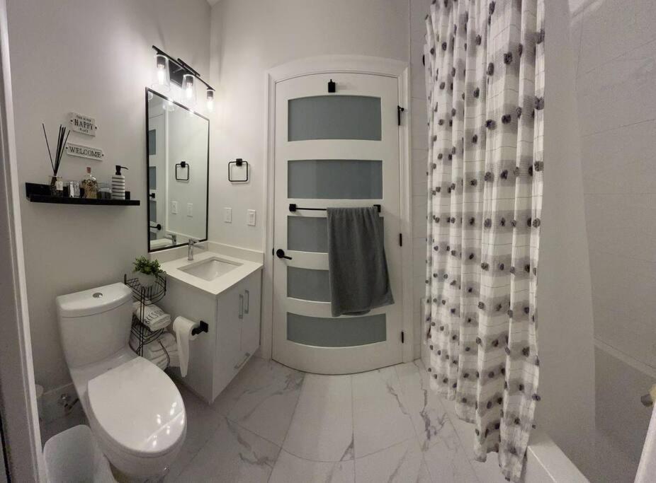 A Gentle Hideaway In The Urban Forest West End Downtown Apartment