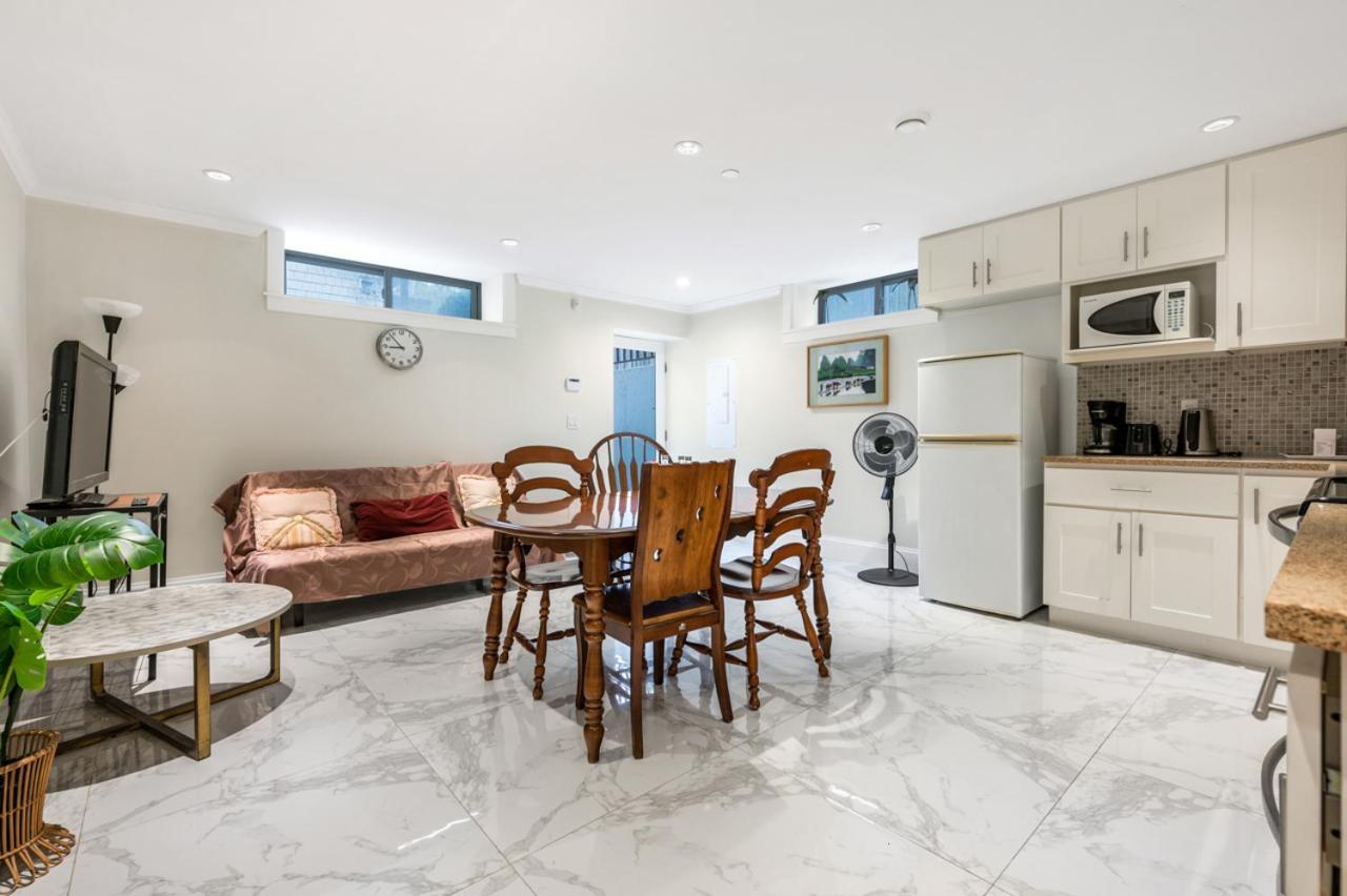Modern Retreat Near Vancouver's Attractions *