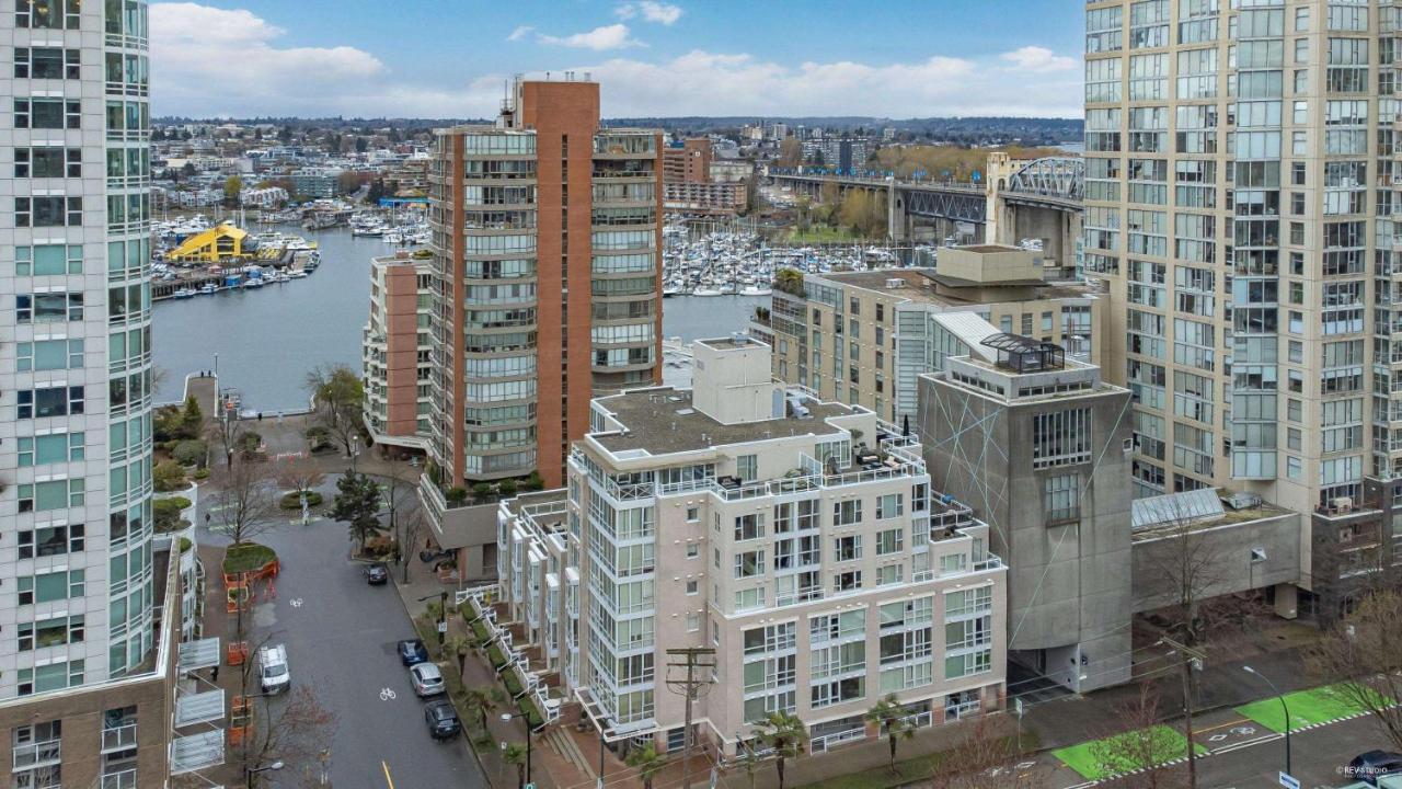 1bd+den Condo, With Free Parking In Downtown! *