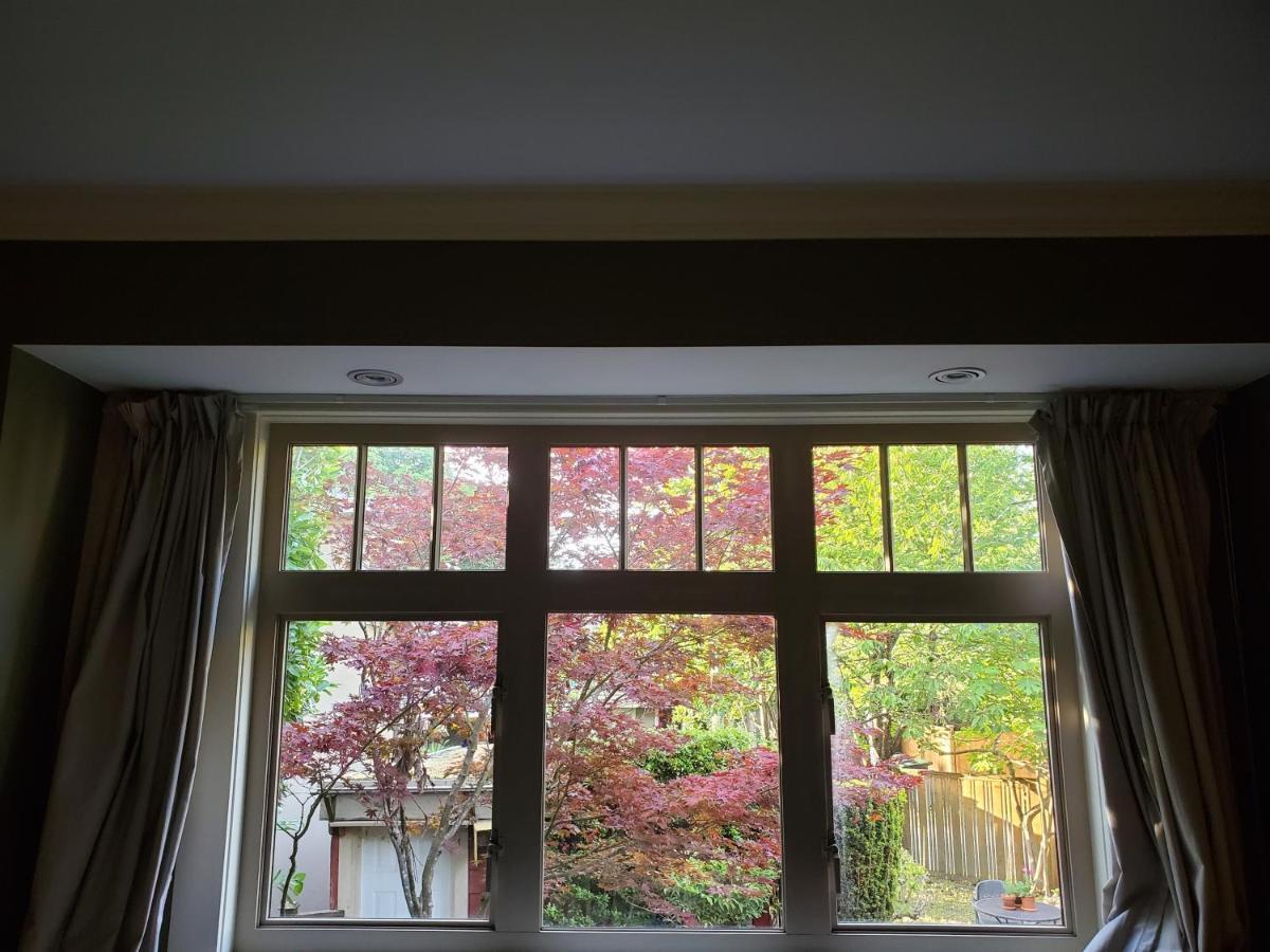 Elegant, Sunny Modern With Skylights - Kitsilano, Guest house