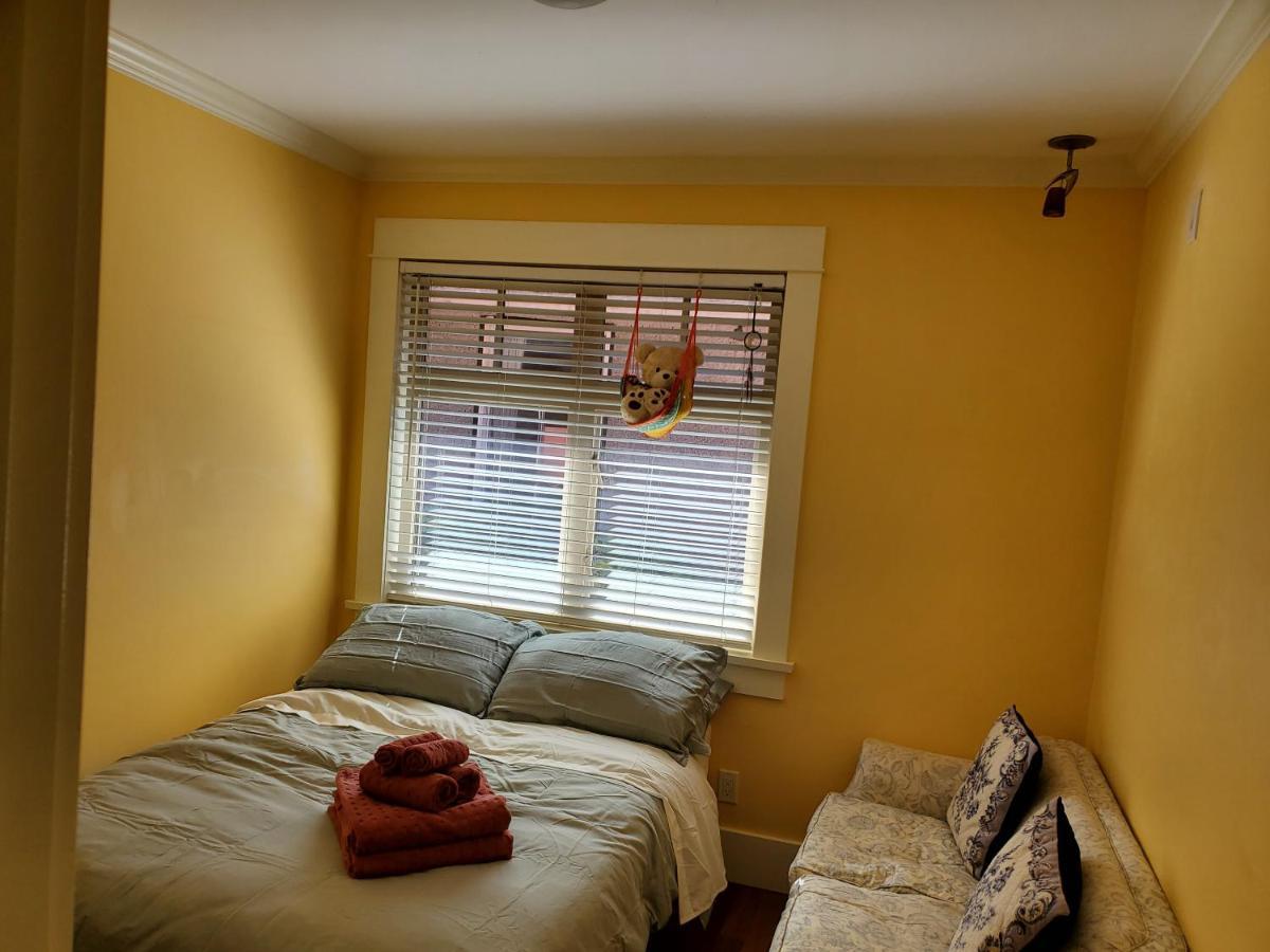 Elegant, Sunny Modern With Skylights - Kitsilano, Guest house