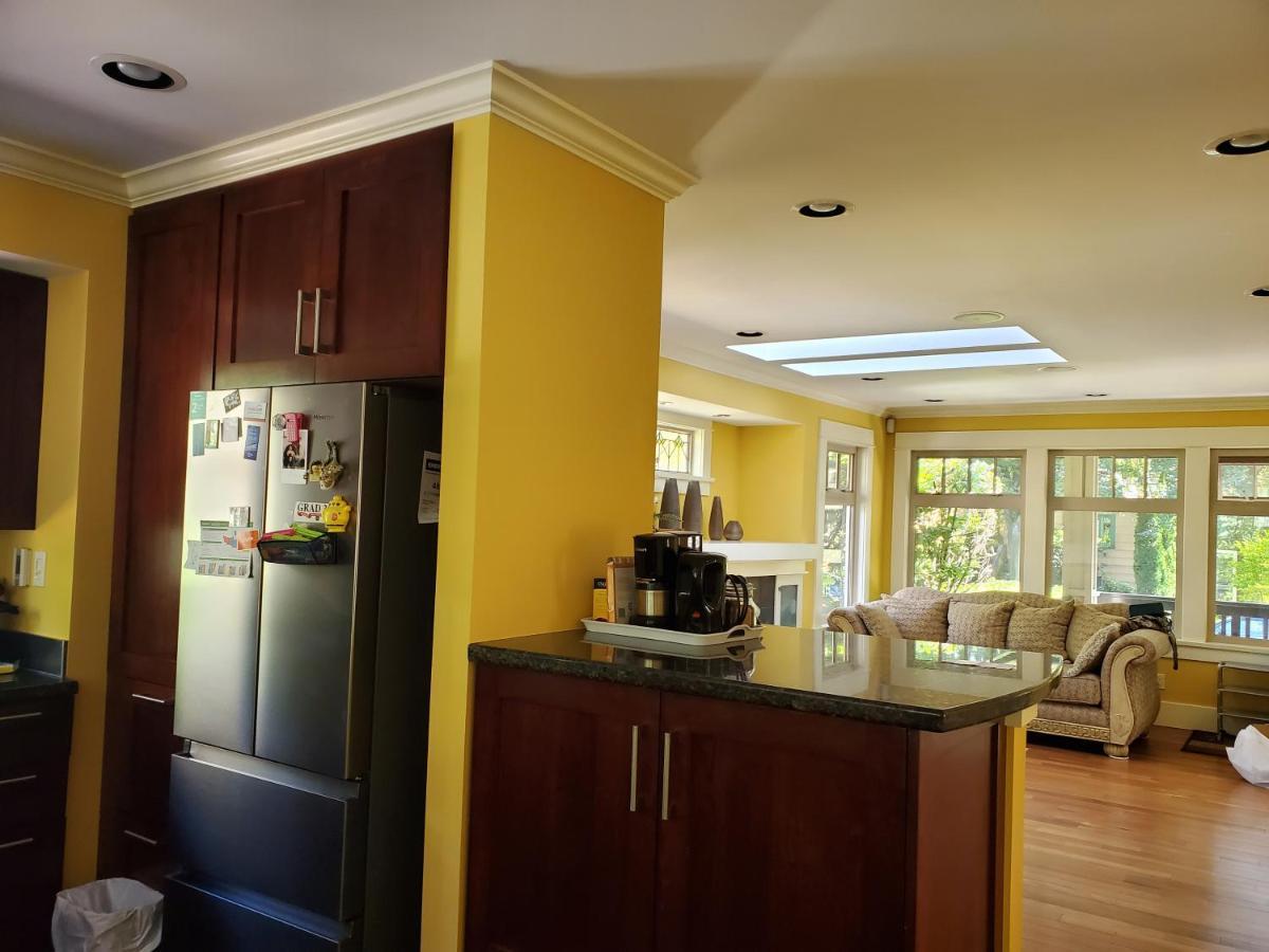 Elegant, Sunny Modern With Skylights - Kitsilano, Guest house