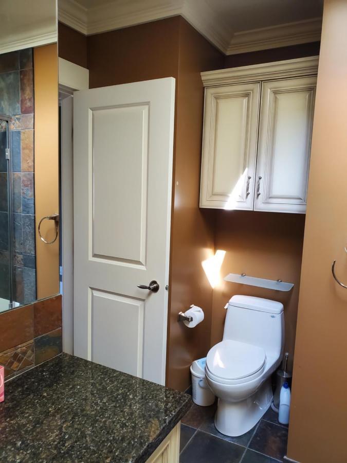 Guest house Elegant, Sunny Modern With Skylights - Kitsilano, Vancouver