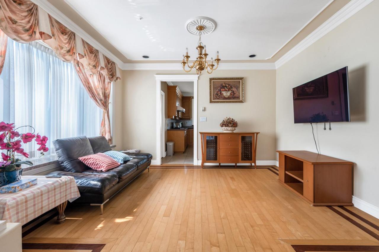 Luxurious Retreat - Private Bedroom In Shared House Homestay