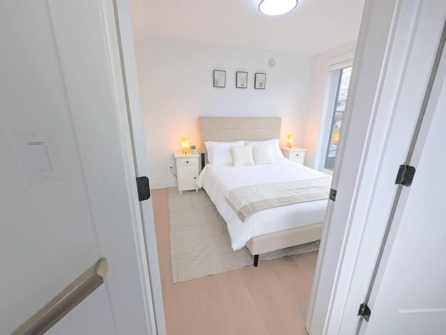 Centrally Located, Modern, 2 Bedroom *