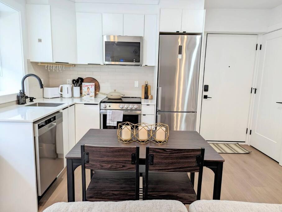 Centrally Located, Modern, 2 Bedroom Holiday home Vancouver