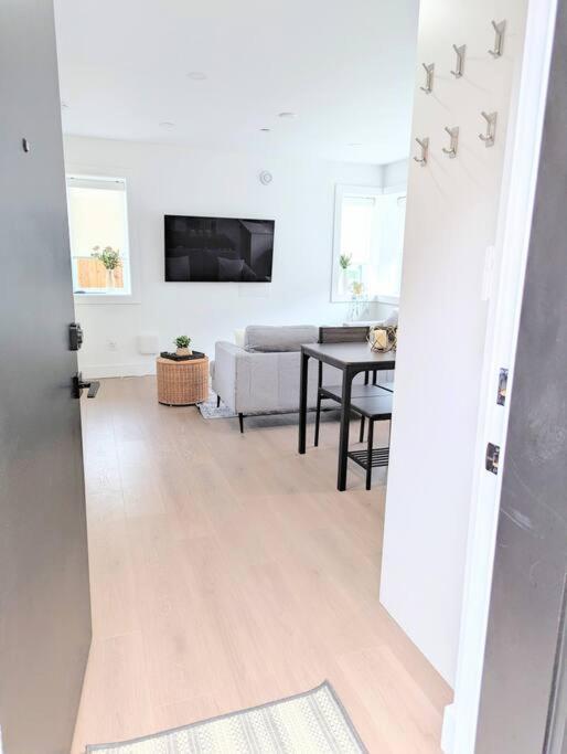 Centrally Located, Modern, 2 Bedroom * Vancouver