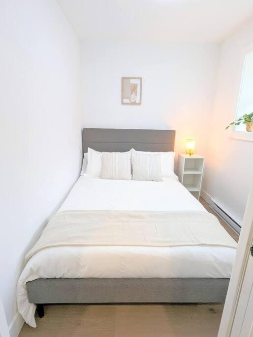 Centrally Located, Modern, 2 Bedroom Holiday home Vancouver