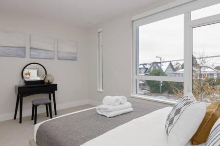 Luxury 3br Th W Peloton-central & Yvr I 2parking Holiday home Vancouver
