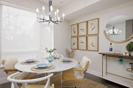 Luxury 3br Th W Peloton-central & Yvr I 2parking Holiday home *