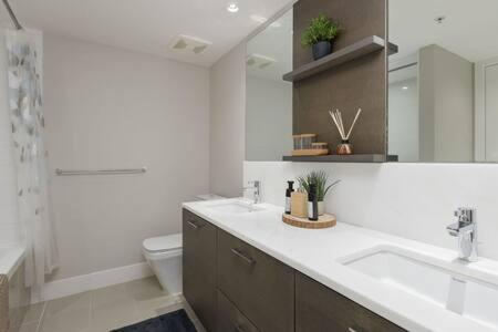 Luxury 3br Th W Peloton-central & Yvr I 2parking * Vancouver