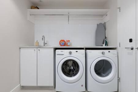 Holiday home Luxury 3br Th W Peloton-central & Yvr I 2parking