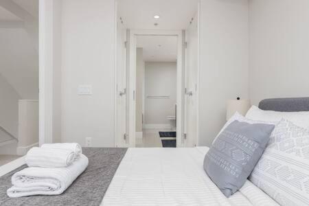 Luxury 3br Th W Peloton-central & Yvr I 2parking *