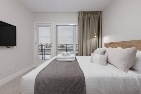 Luxury 3br Th W Peloton-central & Yvr I 2parking Holiday home *
