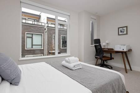 Luxury 3br Th W Peloton-central & Yvr I 2parking Holiday home Vancouver