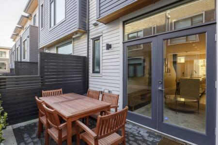 Luxury 3br Th W Peloton-central & Yvr I 2parking