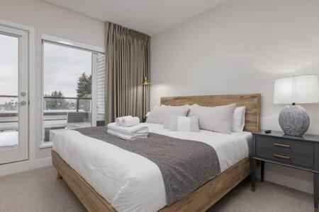 Luxury 3br Th W Peloton-central & Yvr I 2parking Holiday home *