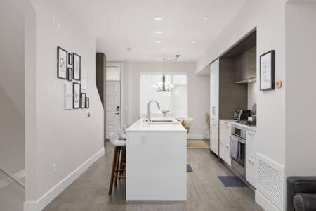 Luxury 3br Th W Peloton-central & Yvr I 2parking Holiday home