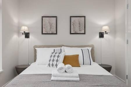 Luxury 3br Th W Peloton-central & Yvr I 2parking * Vancouver