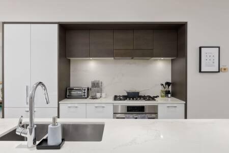 Luxury 3br Th W Peloton-central & Yvr I 2parking Holiday home Vancouver