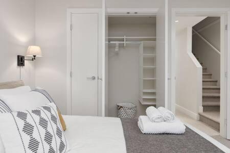 Luxury 3br Th W Peloton-central & Yvr I 2parking Vancouver